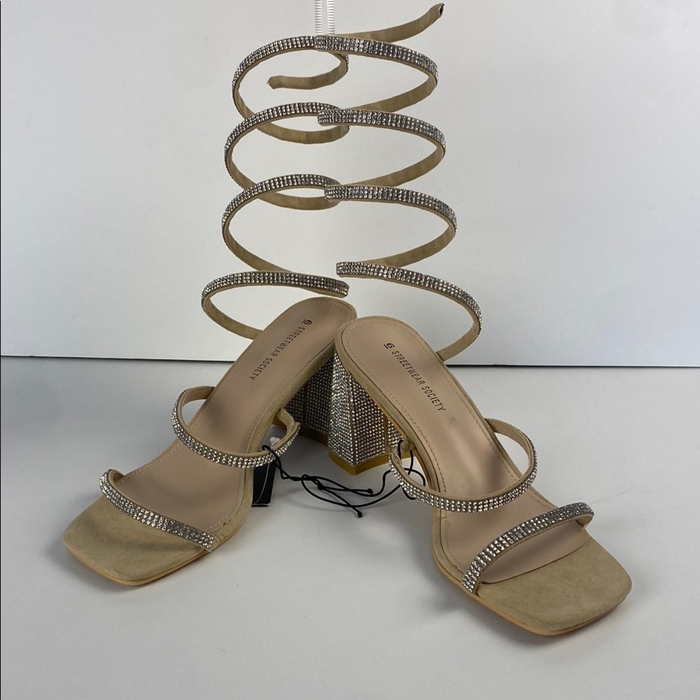 NWT Beige tan cream block heel rhinestone bejewelled ankle wrap heels size 6